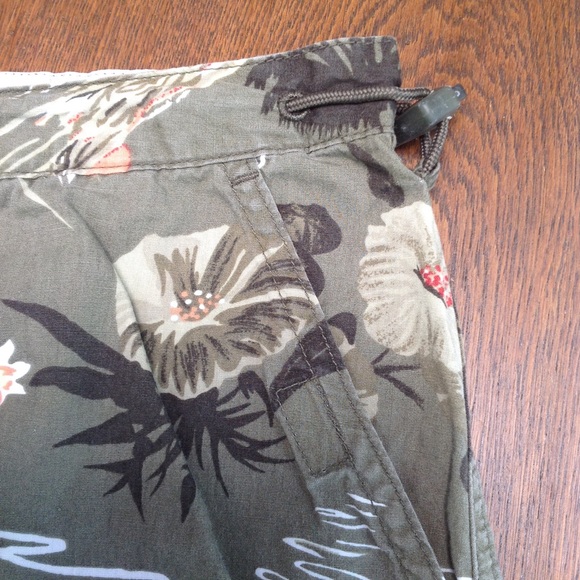 Columbia Women Miniskirt floral-cargo. Palm trees/flowers. Drawstring toggle. MP - Picture 6 of 6